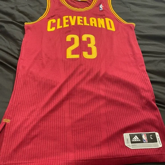 Cleveland Cavaliers LeBron James Jersey - Picture 3 of 9
